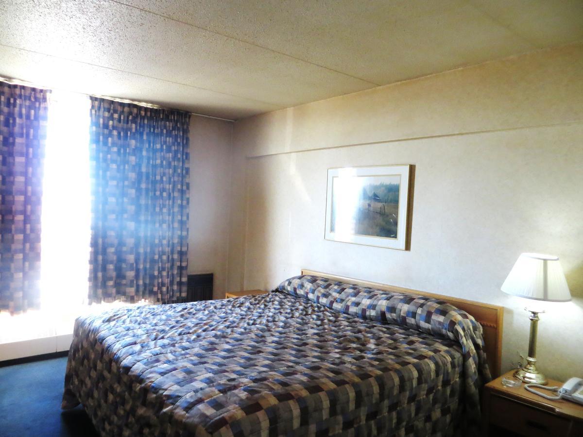 Town And Country Motor Hotel YYC Buitenkant foto