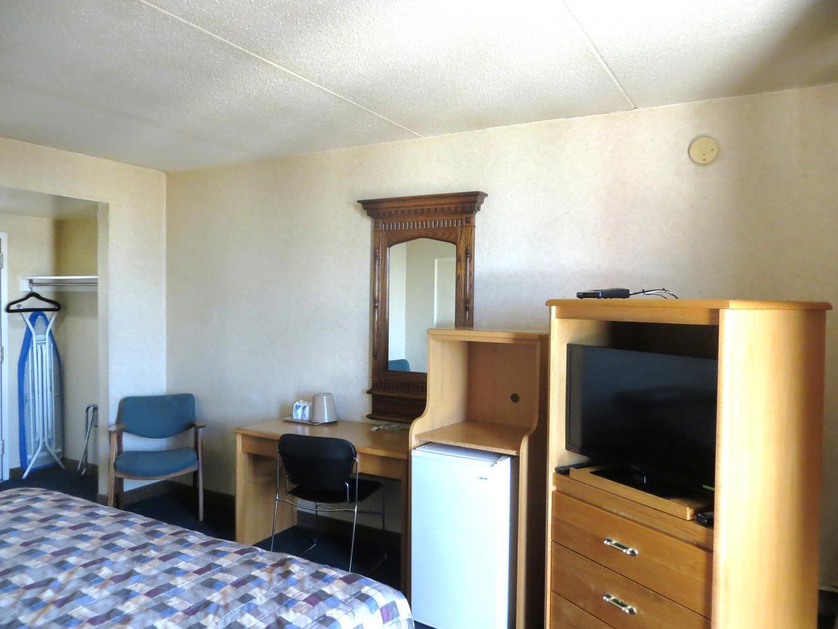 Town And Country Motor Hotel YYC Buitenkant foto